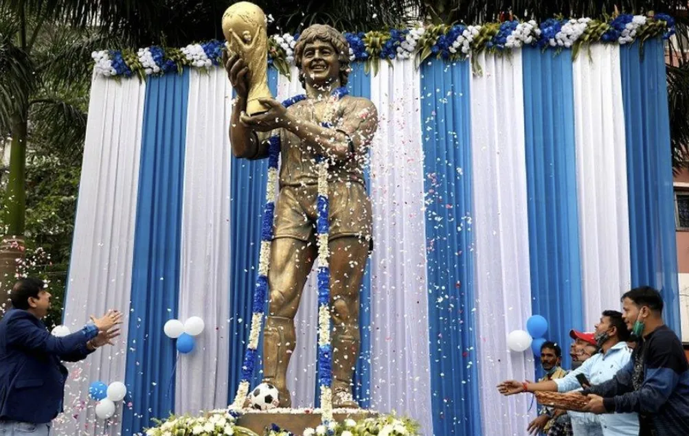 The Statue Design: Capturing Maradona's Essence